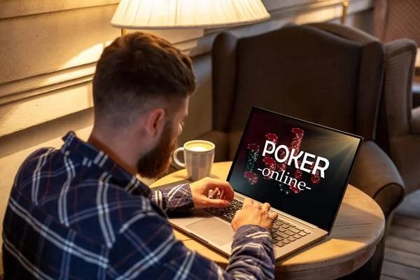 The Benefits of Playing QQ Poker Online for Social